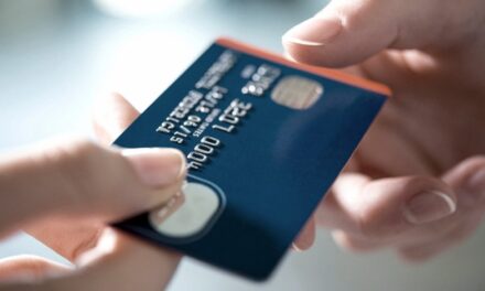 Las operaciones con tarjetas de crédito aumentaron 7,8% en pesos y 30,2% en dólares